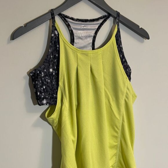 MPG Women’s Tank Top w/built in sports bra. Size Medium - Picture 3 of 7